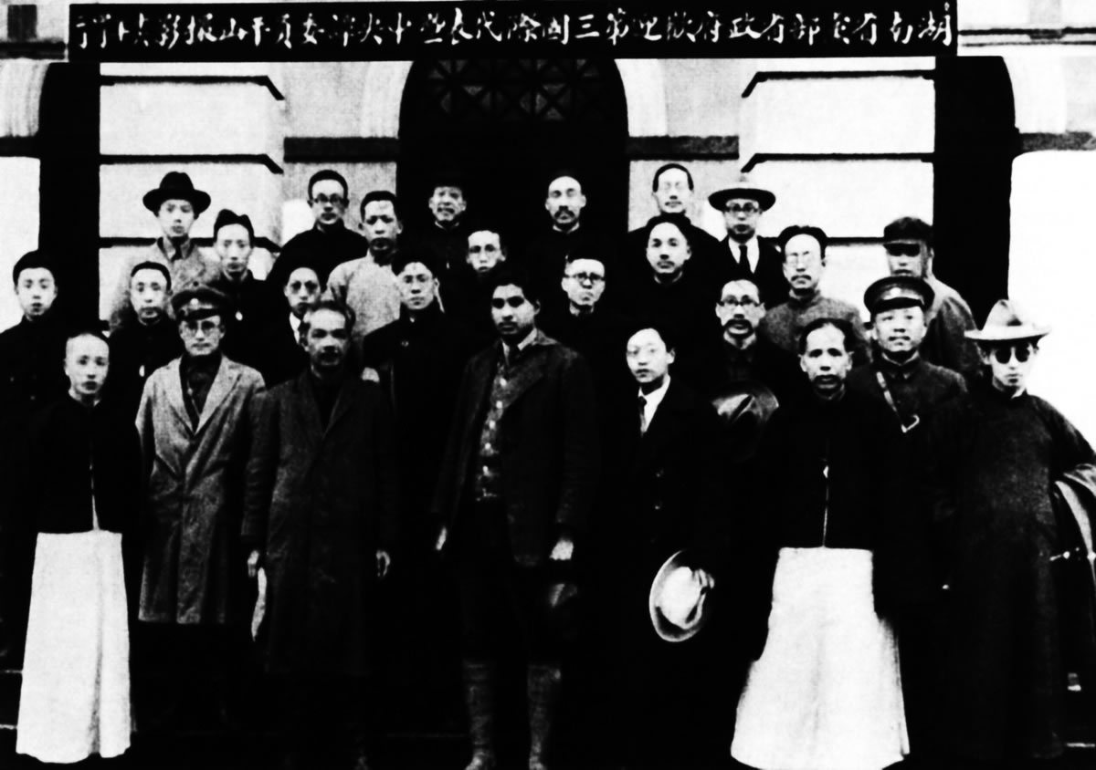 1927年3月，蔡和森与共产国际代表罗易、中共代表谭平山离开莫斯科，回国参加中共“五大”筹备工作。4月1日，他在国民党湖南省党部欢迎会上发表演讲。这是会后合影，二排左四为蔡和森。