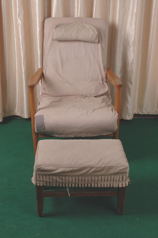 国家三级文物-蔡畅在中南海庆云堂办公室使用过的休息椅子及架脚登